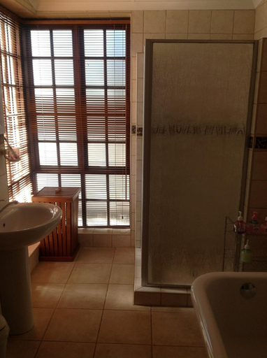 Bathroom 3, Crane's Nest Guest House at 212, City of Tshwane