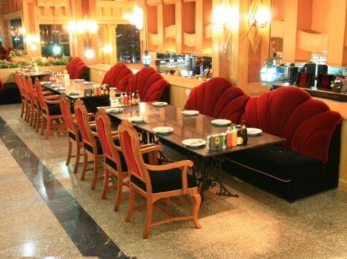 Food & Drinks 5, 13 Coins Ngamwongwan Hotel, Muang Nonthaburi