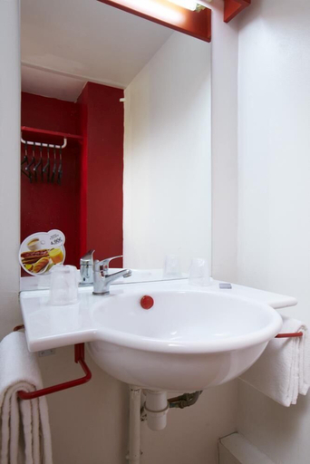 Bathroom 5, Première Classe Martigues, Bouches-du-Rhône