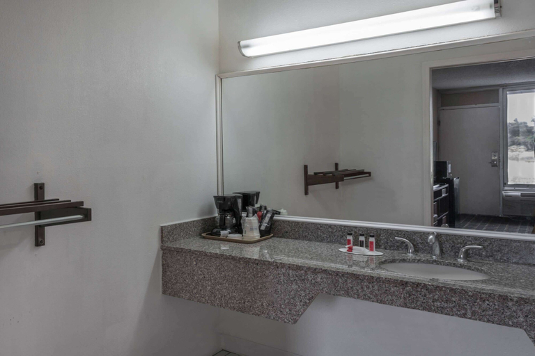 Bathroom 4, Super 8 by Wyndham Ocala I-75, Marion
