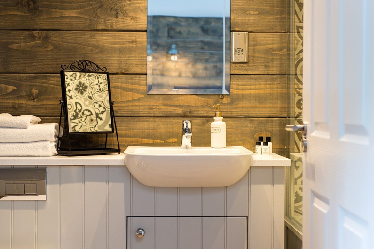 Bathroom 5, Kilchrenan Inn, Argyll and Bute