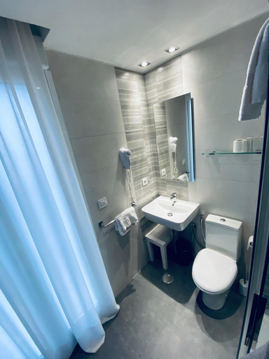 Bathroom 4, Alvi, Soria