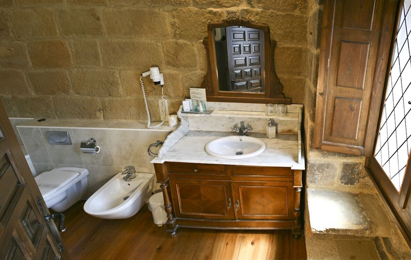 Bathroom 5, Saiaz Getaria Hotela, Guipúzcoa