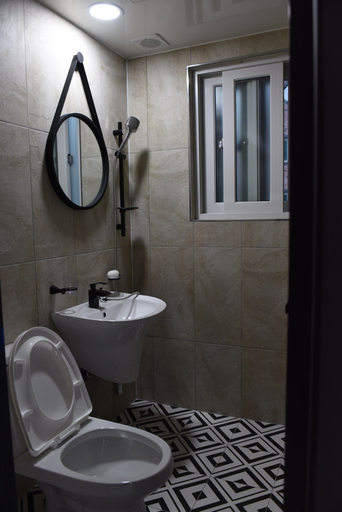 Bathroom 4, We Home Guesthouse - Hostel, Jung