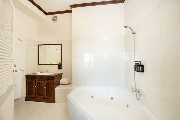 Bathroom 4, Anchorage Seafront Hotel, Victor Harbor