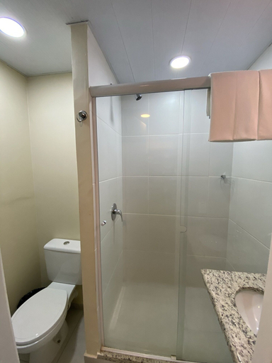 Bathroom 4, ibis budget Itaperuna, Itaperuna
