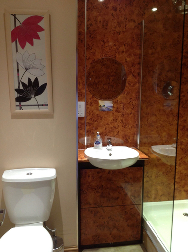 Bathroom 5, Great Western Hotel Aberdeen, Aberdeen