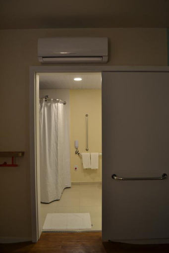 Bathroom 4, ibis budget Itaperuna, Itaperuna