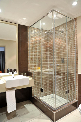 Bathroom 5, Cresta Mahalapye Hotel, Machaneng
