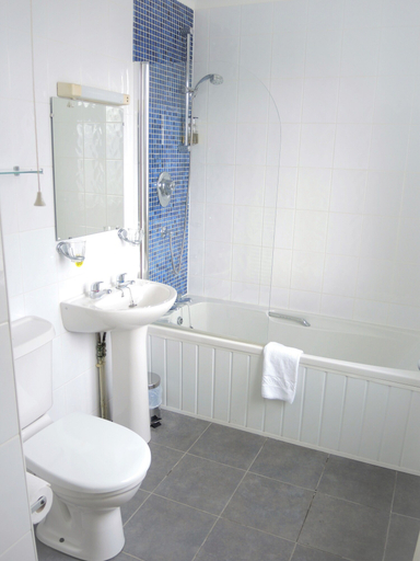 Bathroom 3, Kilbirnie Hotel, Cornwall