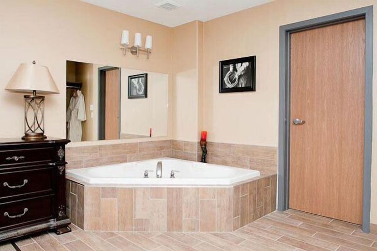 Bathroom 4, Paradise Inn & Suites Valleyview, Division No. 18