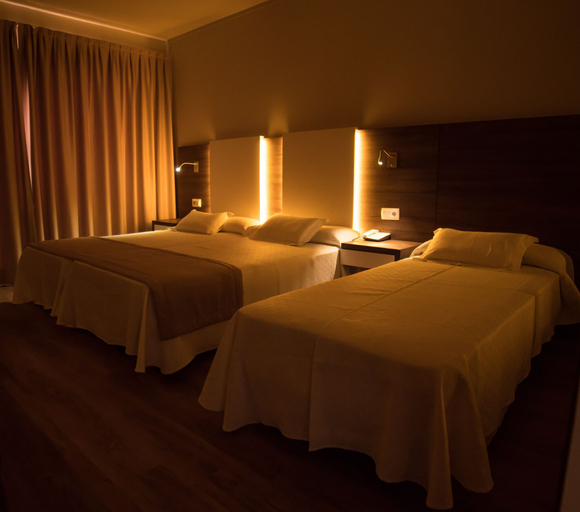Bedroom 4, Hotel Seramar Comodoro Playa, Baleares
