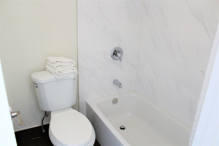 Bathroom 4, Howard Johnson Suites by Wyndham San Diego Chula Vista/BayFt, San Diego
