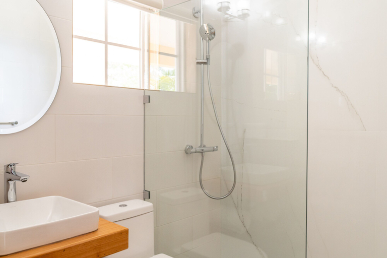 Bathroom 4, The Westender Inn