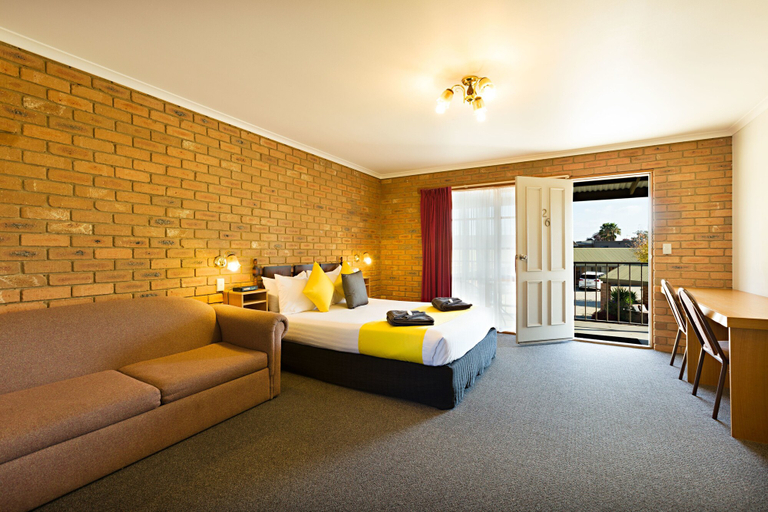 Bedroom 3, Statesman Motor Inn, Corowa