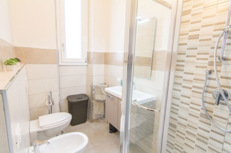 Bathroom, Cittadella Apartment, Florence