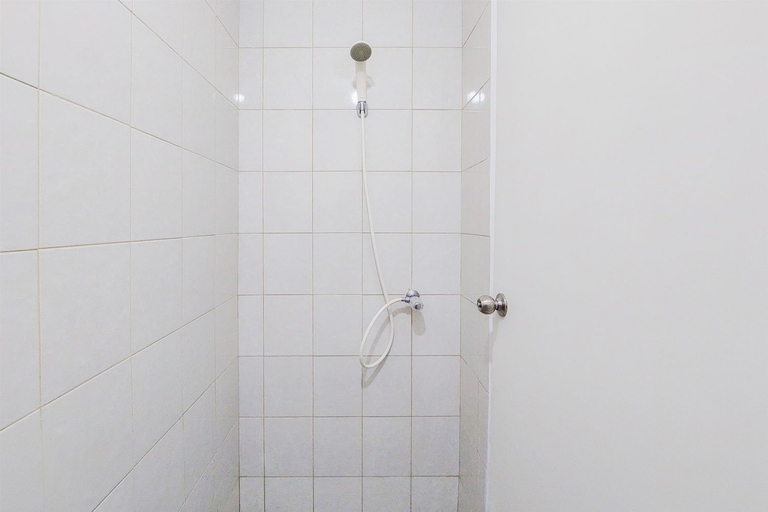 Bathroom 5, Minimalist Studio at Poris 88 Apartment By Travelio, Tangerang