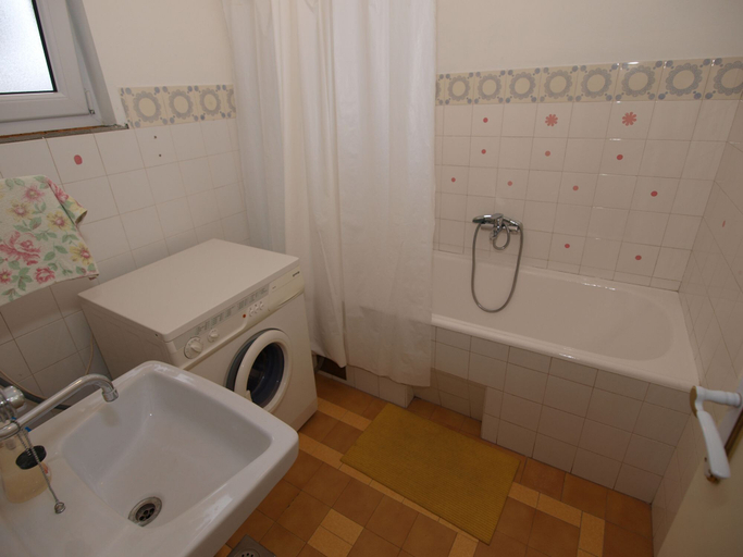 Bathroom 4, Apartment 752, Pula