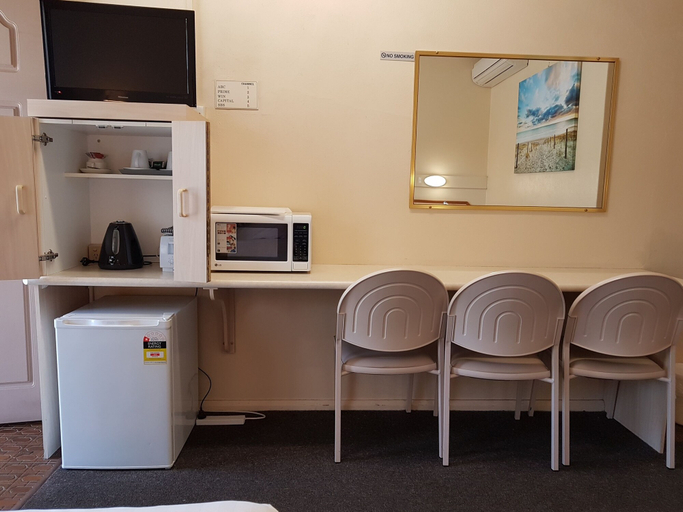 Others 5, Wattle Tree Motel, Cootamundra