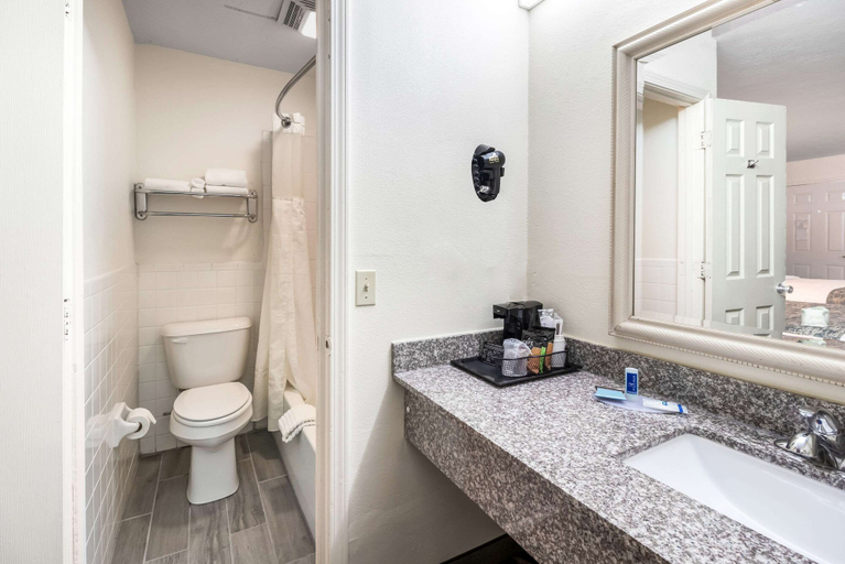 Bathroom 4, Rodeway Inn Cadiz, Trigg
