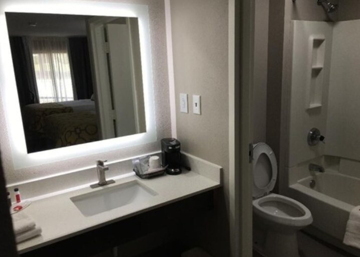 Bathroom, Baymont by Wyndham Topeka, Shawnee