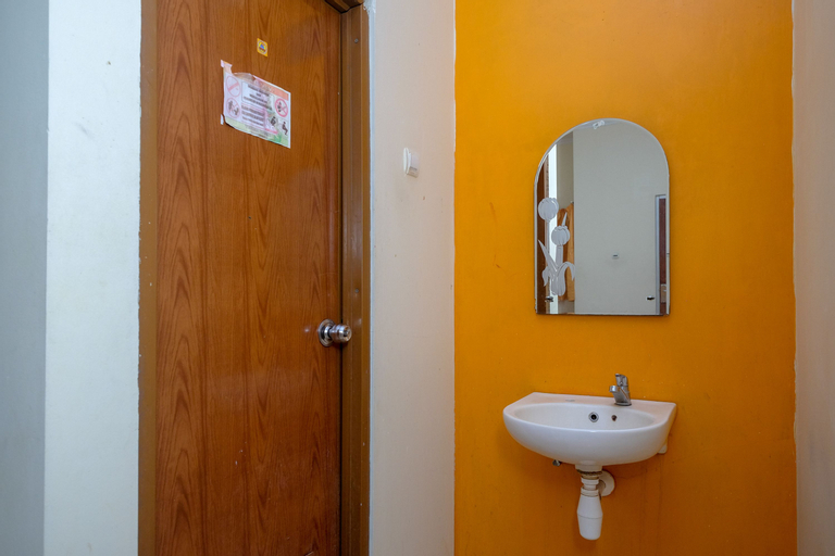 Bedroom 4, RedDoorz near Jalan Wolter Monginsidi Manado, Manado