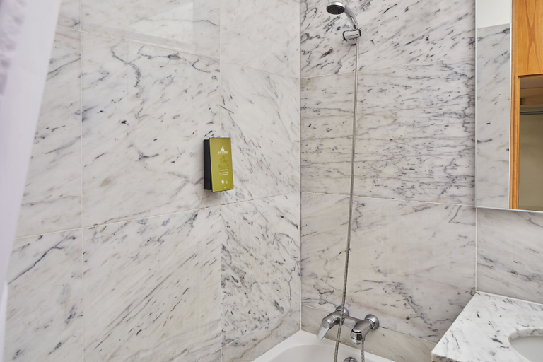 Bathroom 4, Occidental Faro, Faro