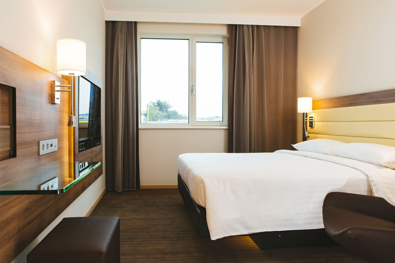 Bedroom 4, MOXY Munich Airport, Erding