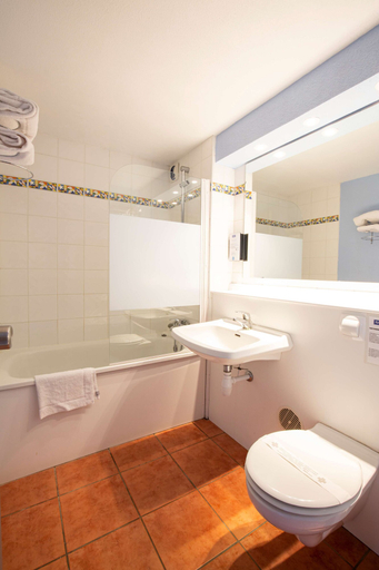 Bathroom 5, Kyriad Bellegarde - Genève, Ain