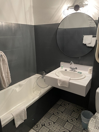 Bathroom 4, Hôtel Athéna, Hérault