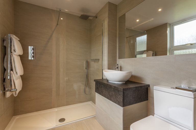Bathroom 5, Cuillin Hills Hotel, Highland