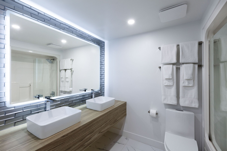 Bathroom 3, Strata Hotel, Frontenac