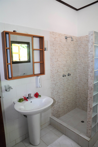 Bathroom 4, Bernique Guest House