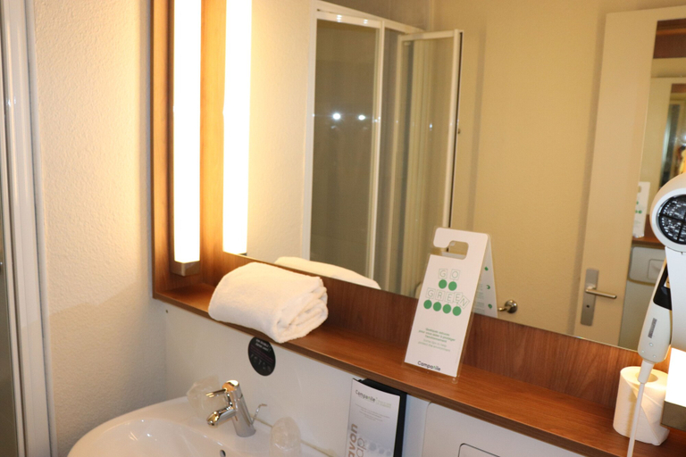Bathroom 4, Campanile Lyon Centre-Berges du Rhône, Rhône