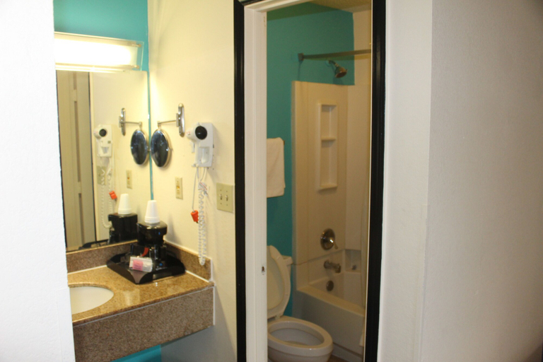 Bathroom 4, Americas Best Value Inn Fredericksburg N, Stafford