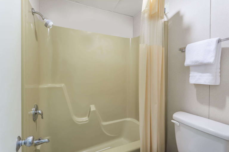 Bathroom 4, Days Inn by Wyndham Bedford, Bedford City