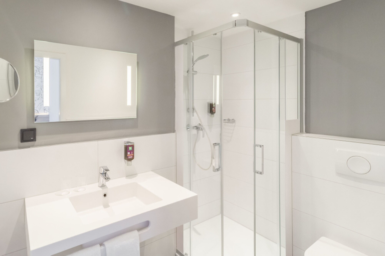Bathroom 4, ibis Styles Halle, Halle (Saale)