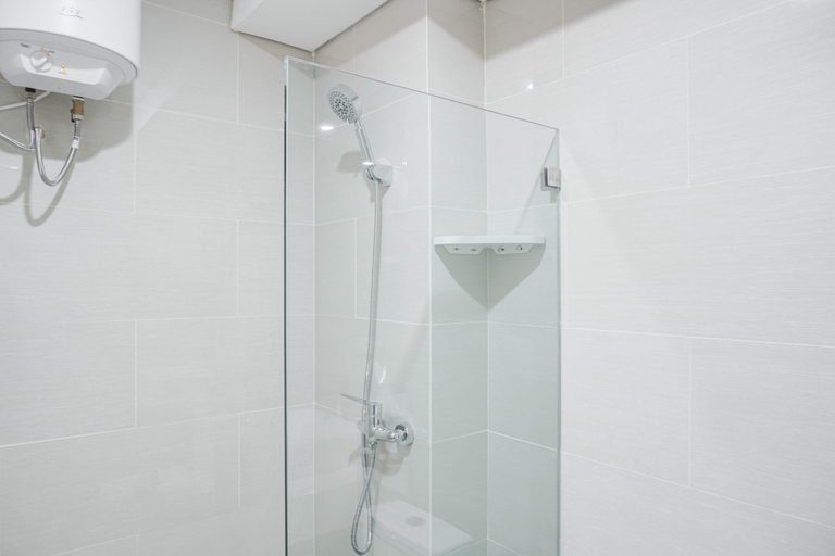 Bathroom 5, Warm and Cozy Studio Daan Mogot City Apartment By Travelio, Jakarta Barat