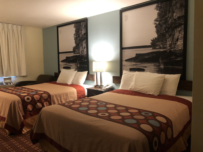 Bedroom 3, Super 8 by Wyndham Plover Stevens Point Area, Portage