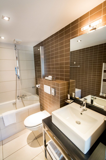 Bathroom 3, Aparthotel Adagio Grenoble Centre, Isère