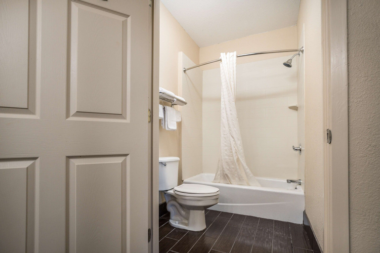 Bathroom 4, SureStay Hotel by Best Western Alice, Jim Wells
