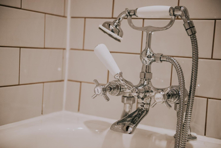 Bathroom 4, The Falkland Arms, Oxfordshire
