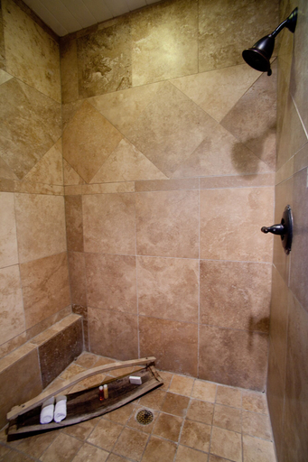 Bathroom 4, The Winchester Lodge, Gillespie