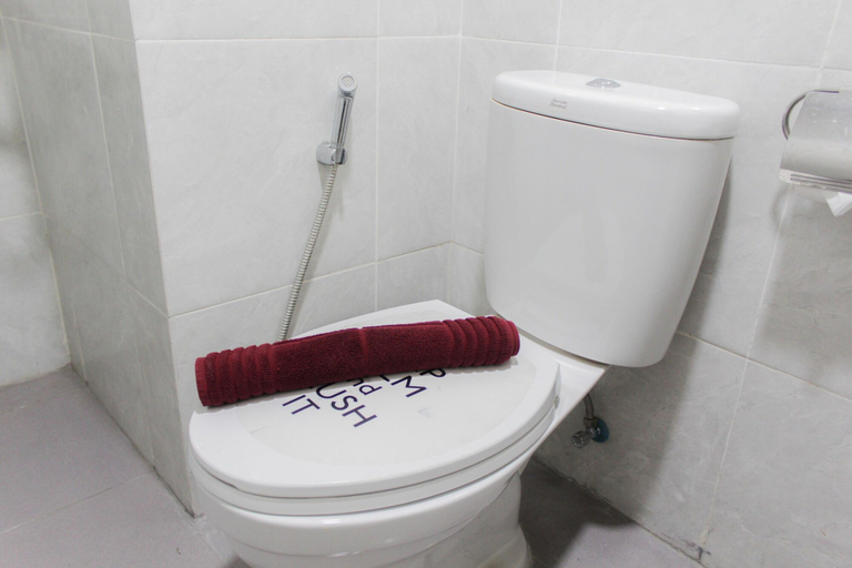 Bathroom 3, Unique and Fresh 2BR Parkland Avenue Apartment, South Tangerang
