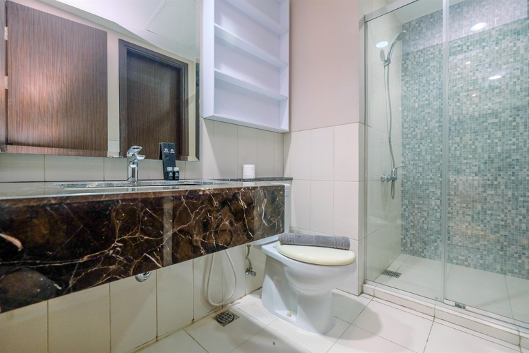 Bathroom 5, Spacious and Fancy 1BR Apartment at Nine Residence By Travelio, Jakarta Selatan