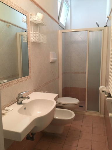 Bathroom 5, Hotel Terminus, Rimini