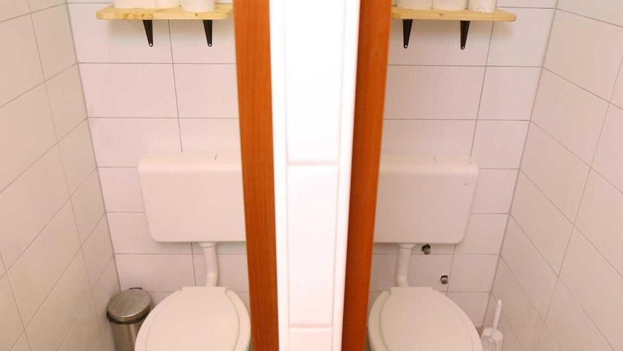 Bathroom 4, Tequila Bar Hostel - Adults Only, Zadar