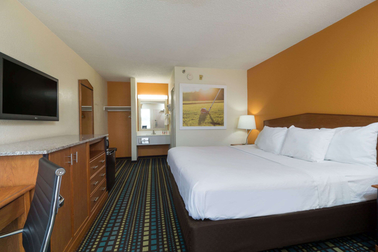 Bedroom 3, Days Inn by Wyndham Florence Cincinnati Area, Boone