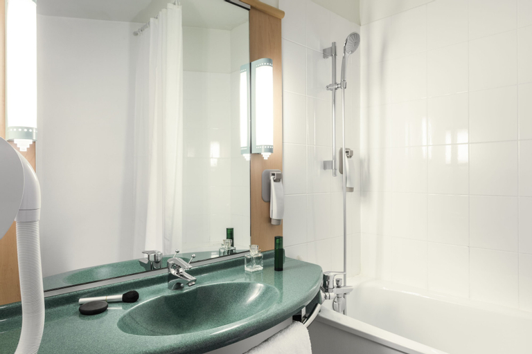 Bedroom 4, ibis Lyon Est Bron, Rhône