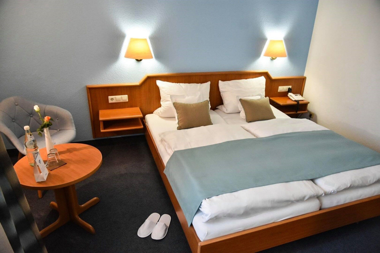 Bedroom 2, Martins Klause Airport Messe Hotel, Esslingen